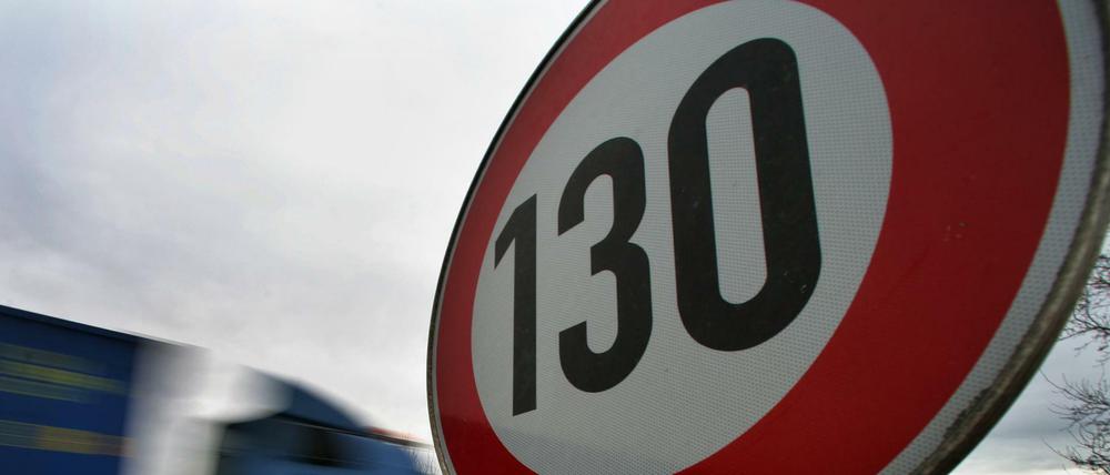 An der Autobahn A10 bei Mühlenbeck zeigt ein Schild die erlaubte Höchstgeschwindigkeit mit 130 Stundenkilometern an.