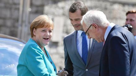Bundeskanzlerin Angela Merkel (CDU, l-r) wird von Mike Mohring, CDU-Fraktionsvorsitzender in Thüringen, begrüßt.