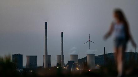 Die Kühltürme des Steinkohlekraftwerks von Uniper in Scholven nach Sonnenuntergang.