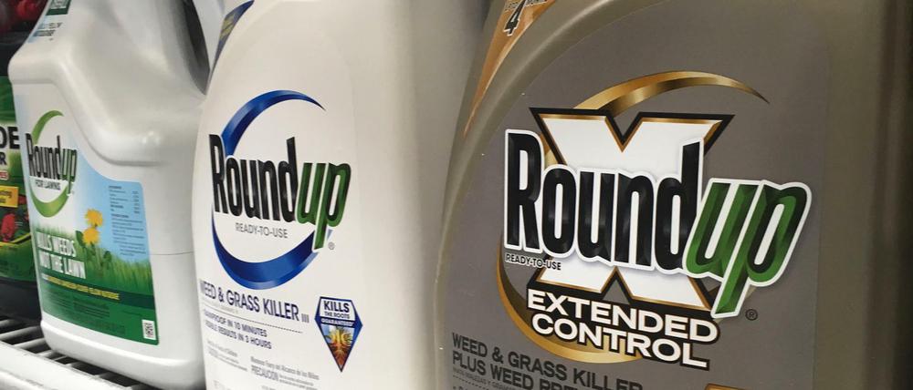 Das Unkrautvernichtungsmittel Roundup steht in einem Ladenregal in den USA zum Verkauf. 