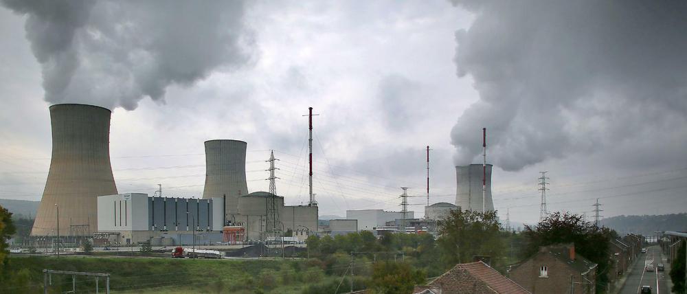 Das Atomkraftwerk Tihange, aufgenommen am 21. Oktober 2015 bei Huy (Belgien). Die pannenanfälligen belgischen Atommeiler sind für Deutschland immer wieder Grund zur Sorge.