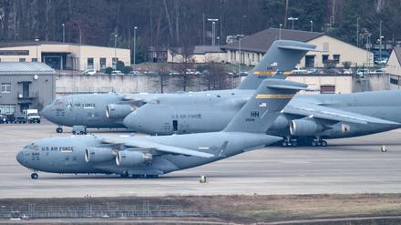 Flugzeuge stehen auf der US-Airbase in Ramstein.