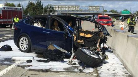 Das verunglückte Tesla-Elektroauto auf dem Highway 101 bei Mountian View. 