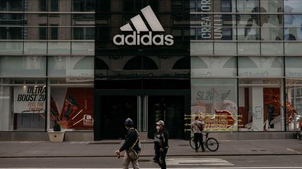 Vertragsgemäß: Adidas hat einen Milliardenkredit bei der KfW aufgenommen und die Zahlungen von Boni für den Vorstand gestrichen. 