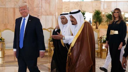 US-Präsident Donald Trump wird von König Salman (rechts) am 20.05.2017 in Riad empfangen. 