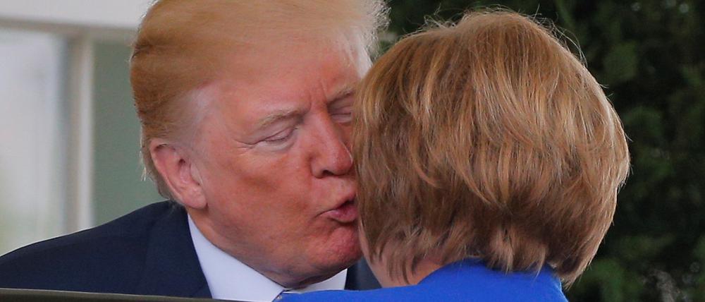 Donald Trump begrüßt Angela Merkel am Weißen Haus.