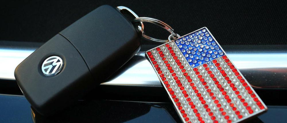 Ein Anhänger mit amerikanischer Flagge ist an einem VW-Schlüssel befestigt.
