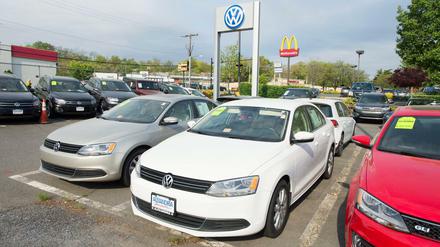 Autos der Marke Volkswagen stehen auf dem Hof eines Händlers in den USA. 