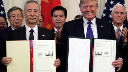 Donald Trump, Präsident der USA, und Liu He, Vizepremier von China, halten das unterzeichnete Handelsabkommen im East Room des Weißen Hauses hoch. Fast zwei Jahre nach Beginn des Handelskriegs zwischen den USA und China haben die beiden Länder ein erstes Handelsabkommen besiegelt.
