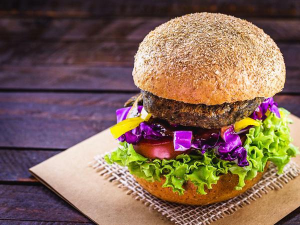 Veggie- statt Fleischburger: Pflanzliche Alternativen sollen gestärkt werden. 