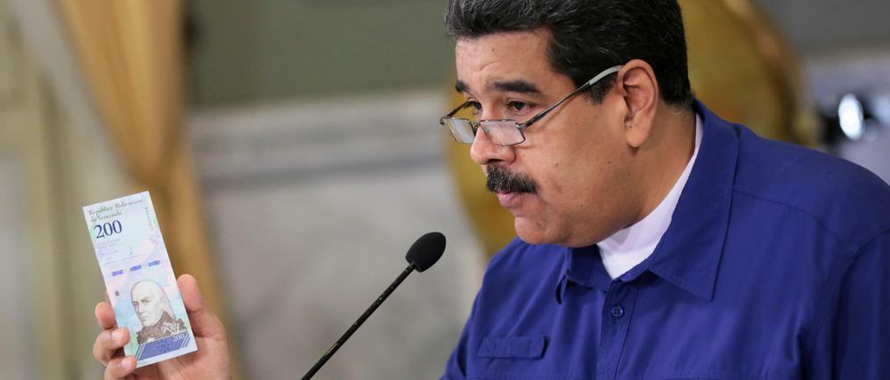 Venezuelas Präsident Nicolas Maduro präsentiert eine der neuen Banknoten.
