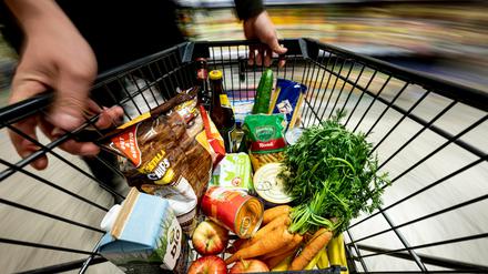 Lebensmittel in einem Einkaufswagen in einem Supermarkt. (Archivbild)