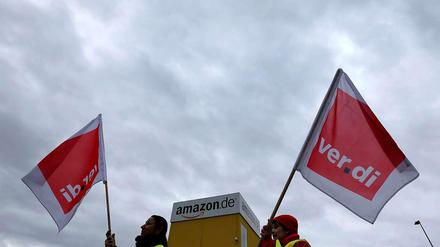 Hier geht nichts mehr. Verdi-Mitglieder demonstrieren vor einem Amazon-Stützpunkt - sie wollen, dass für sie der Einzelhandels-Tarifvertrag gilt. Doch der Arbeitgeber bleibt hart. 