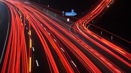 Leuchtspuren von PKW und LKW auf der Autobahn A2 in der Region Hannover