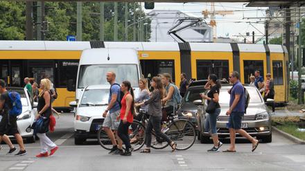 Fußgänger überqueren Kreuzung in Berlin.