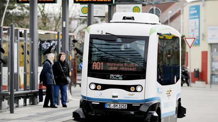 Ein autonom fahrender Bus fährt durch Monheim in NRW. Mehr Sicherheit im Straßenverkehr ist eines der großen Versprechen, das mit dem autonomen Fahren gegeben wird. Foto: dpa-Bildfunk
