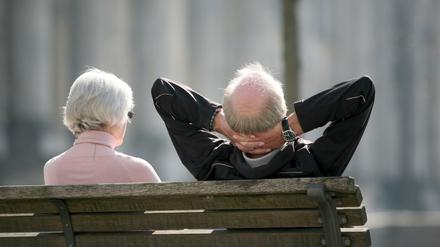 Senioren sitzen auf einer Bank (Symbolbild). 