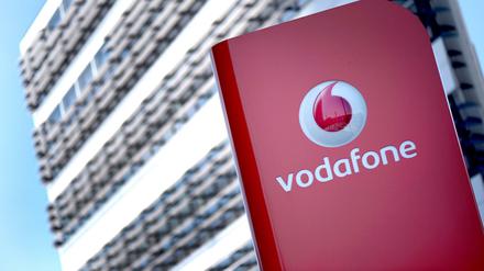 Das Firmenlogo ist in Düsseldorf vor der Deutschlandzentrale von Vodafone zu sehen. 