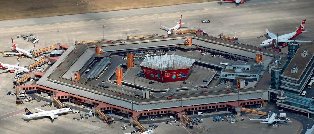 Flugzeuge der Luftfahrtgesellschaften Lufthansa und Air Berlin am Flughafens Berlin Tegel. Das sechseckige Terminal wurde 1974 eröffnet.