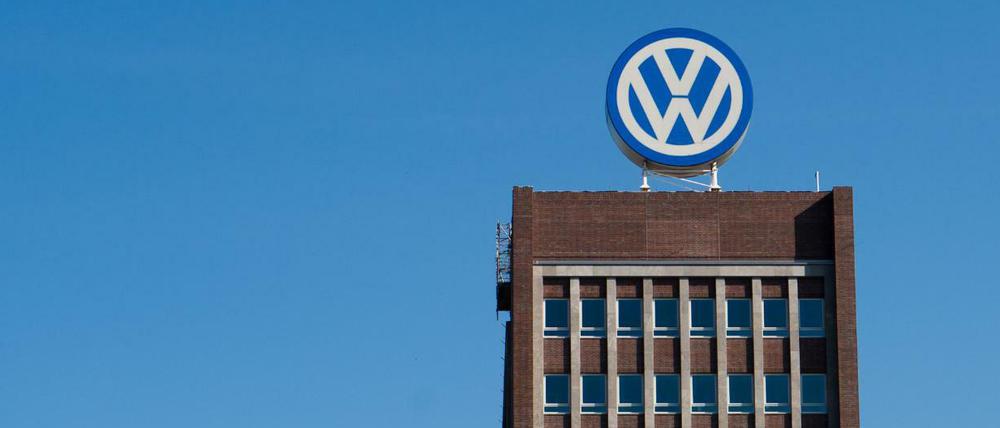 Hoch über allem anderen: das Volkswagen-Logo auf dem Verwaltungshochhaus in Wolfsburg.