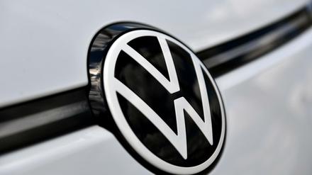 Das VW Logo ist in der Front eines neuen ID.3 zu sehen (Symbolfoto). 