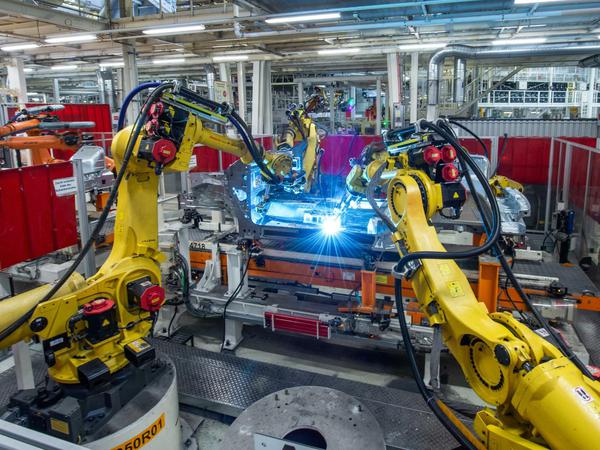 Der Unterbau eines Volkswagen wird im VW Werk von Schweißrobotern bearbeitet. 