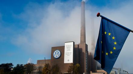 Nebelschwaden ziehen am 03.11.2015 am Kraftwerk am Volkswagen Werk in Wolfsburg (Niedersachsen) vorbei, während eine Europa-Flagge an einem Schiff hängt.