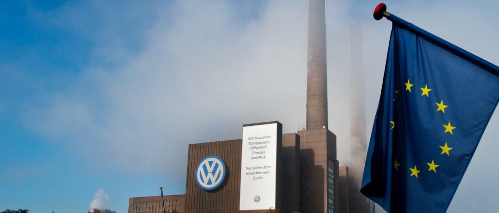 Nebelschwaden ziehen am 03.11.2015 am Kraftwerk am Volkswagen Werk in Wolfsburg (Niedersachsen) vorbei, während eine Europa-Flagge an einem Schiff hängt.