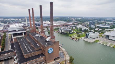 Das VW-Werk mit dem Heizkraftwerk (links) und der Autostadt (rechts) in Wolfsburg.