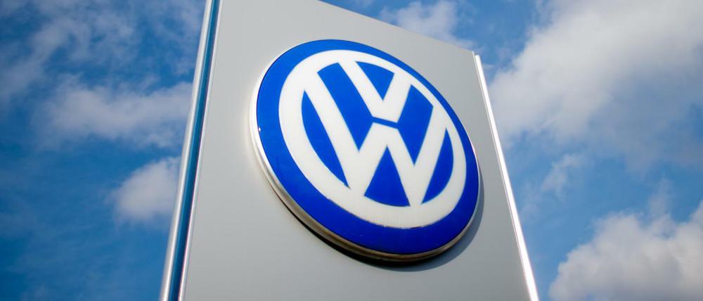 Ein Schild mit einem Volkswagen Logo.