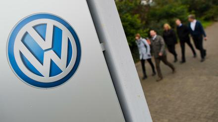 Tor 17 zum Gelände des Volkswagen-Werks in Wolfsburg: Die VW-Mitarbeiter auf dem Weg zur Betriebsversammlung. 