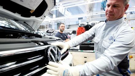 Ein Mitarbeiter in der Endmontage im VW Werk Wolfsburg. 