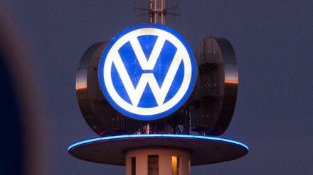 Das Logo von Volkswagen leuchtet am 10.12.2015 in der Morgendämmerung auf dem VW-Tower in Hannover. Wird im VW-Abgasskandal nun gegen den gesamten Vorstand ermittelt? 