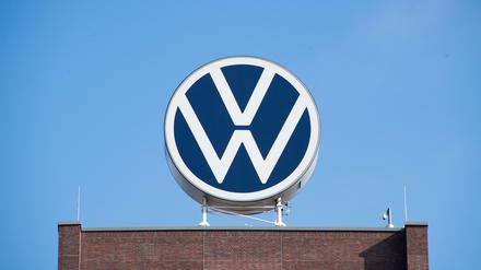 Das Markenhochhaus von Volkswagen auf dem Gelände vom VW Werk Wolfsburg.