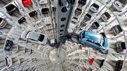 Neuwagen von Volkswagen stehen in den Autotürmen der Autostadt am VW Werk in Wolfsburg.