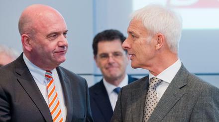 Turbulente Zeiten bei Volkswagen: VW-Gesamtbetriebsratsvorsitzender Bernd Osterloh (l.) und VW-Chef Matthias Müller unterhalten sich bei einer Betriebsversammlung im Volkswagen Werk in Wolfsburg. 