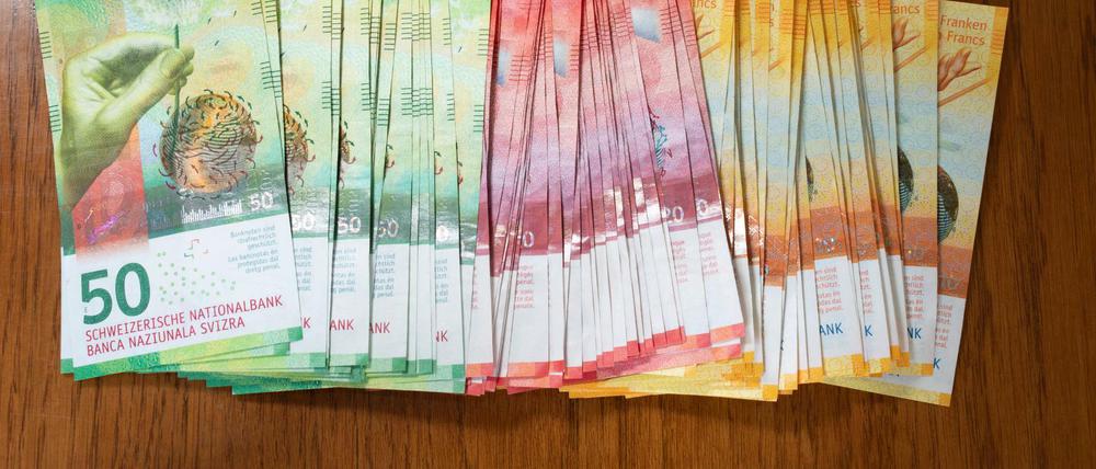 Zehner, zwanziger und fünfziger Schweizer Franken Banknoten. Das Währungssystems steht bei der Volksabstimmung am 10. Juni 2018 in der Schweiz zur Debatte. Die Vollgeldinitiative will der Nationalbank die Geldschöpfung vorbehalten und Spareinlagen sicherer machen.