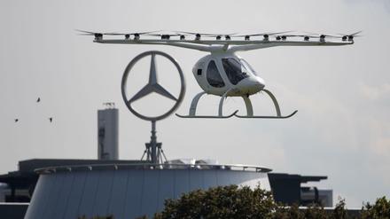 Ein sogenannter Volocopter hat einen Probeflug in Stuttgart absolviert. 