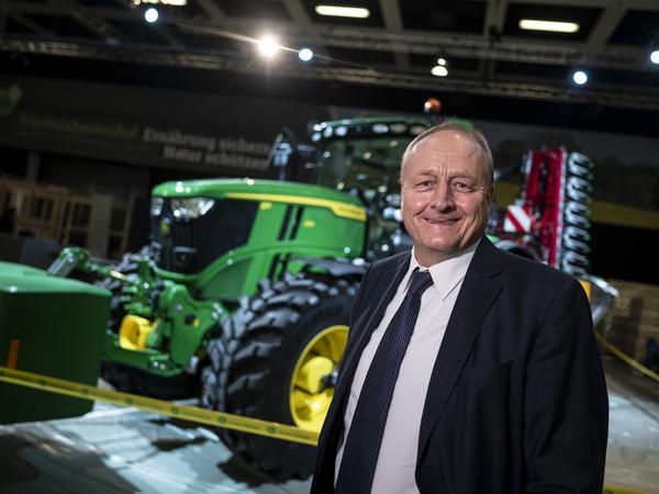 Mann mit Trecker: Joachim Rukwied, Präsident des Deutschen Bauernverbandes, hofft auf mehr Unterstützung für den Umbau der Tierhaltung.
