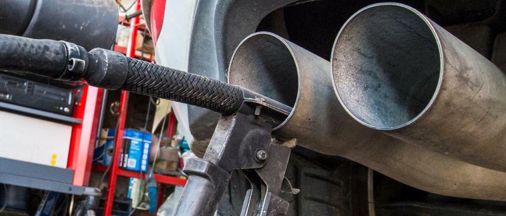 Eine Sonde eines Gerätes zur Abgasuntersuchung für Dieselmotoren steckt im Auspuffrohr. Was wirklich im Abgas ist, ist umstritten. 