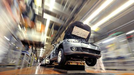 VW-Produktionsstraße in Wolfsburg: Nicht nur die Autobranche ärgert sich Lieferengpässen herum.