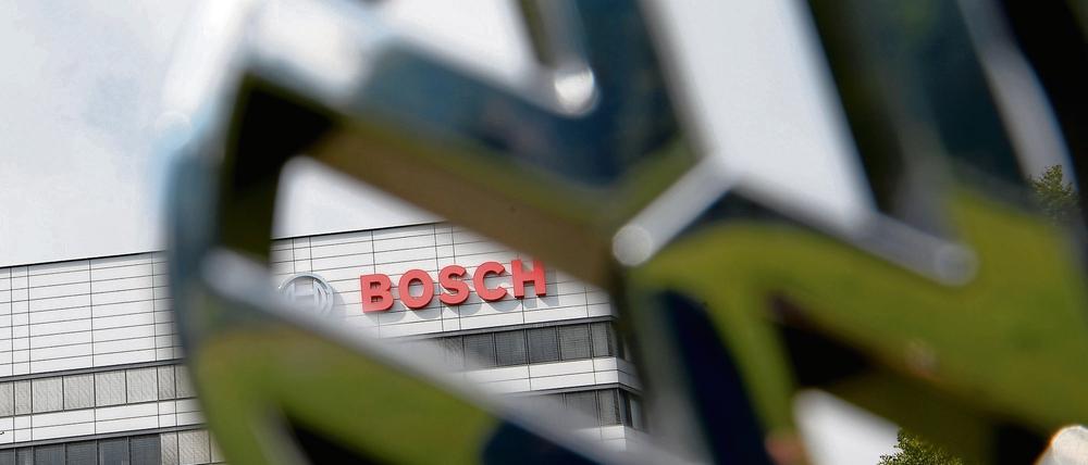 Ein VW-Logo vor dem Bosch Stammsitz. Der Stuttgarter Zulieferer kommt wegen seiner Beteiligung am VW-Abgasskandal unter Druck. 
