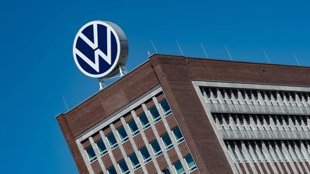 Das Logo von Volkswagen auf dem Markenhochhaus auf dem Werksgelände. (Archivbild, 27.04.2020)