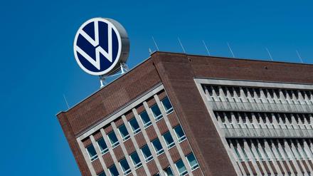 Vor dem Landgericht Braunschweig hat der Strafprozess im VW-Dieselskandal gegen vier Ex-Konzernmanager begonnen.