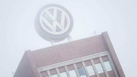 Das Wolfsburger VW-Verwaltungsgebäude im Nebel.
