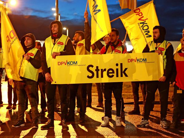 Deutsche Post employees demonstrate during a warning strike in front of the parcel center in Osterweddingen near Magdeburg (symbol image).