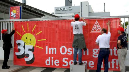 Nicht mal ganz weit am Horizont ist die 35-Stunden-Woche in der ostdeutschen Metallindustrie zu sehen. Trotz diverserer Proteste, hier warnstreikende Opel-Mitarbeiter in Eisenach. 