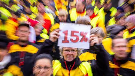 Die Gewerkschaft Verdi fordert wegen der hohen Inflation eine Lohnerhöhung von 15 Prozent für zwölf Monate für die Beschäftigten der Deutschen Post (Symbolbild).