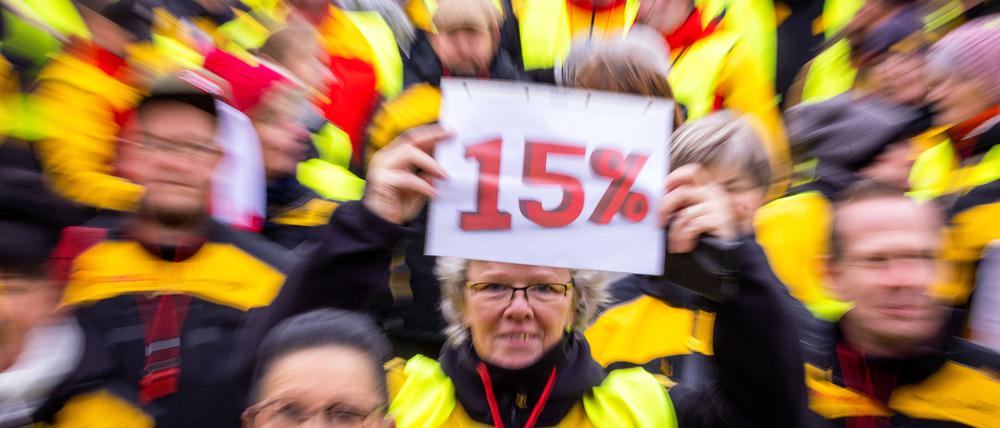 Die Gewerkschaft Verdi fordert wegen der hohen Inflation eine Lohnerhöhung von 15 Prozent für zwölf Monate für die Beschäftigten der Deutschen Post (Symbolbild).