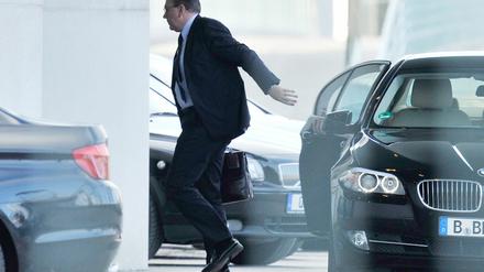 Zum Rapport: Der scheidende Bundesbankpräsident Axel Weber beim Betreten des Kanzleramts.